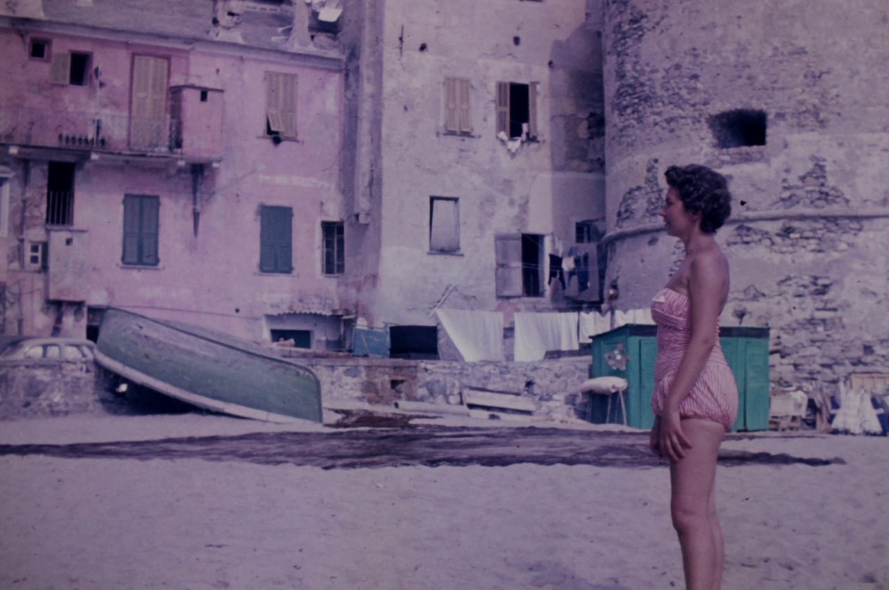 Am Strand in Italien, 1955, kasaan media, 2019