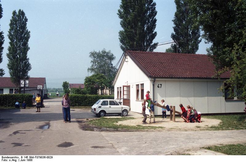 Bundesarchiv B 145 Bild-F079036-0029, Lager Friedland, Straße mit Unterkünften.jpg