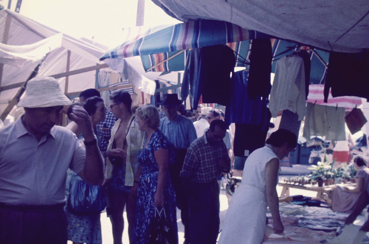 Markt in Italien anno 1955, kasaan media, 2019
